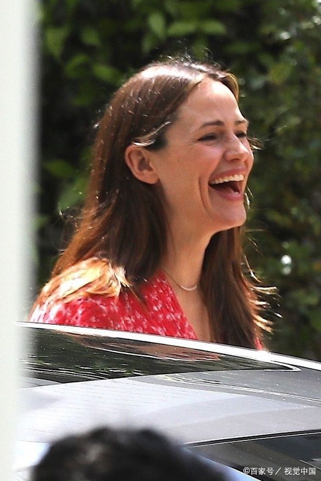 大女儿维奥莱特·阿弗莱克紧随詹妮弗·加纳身后.